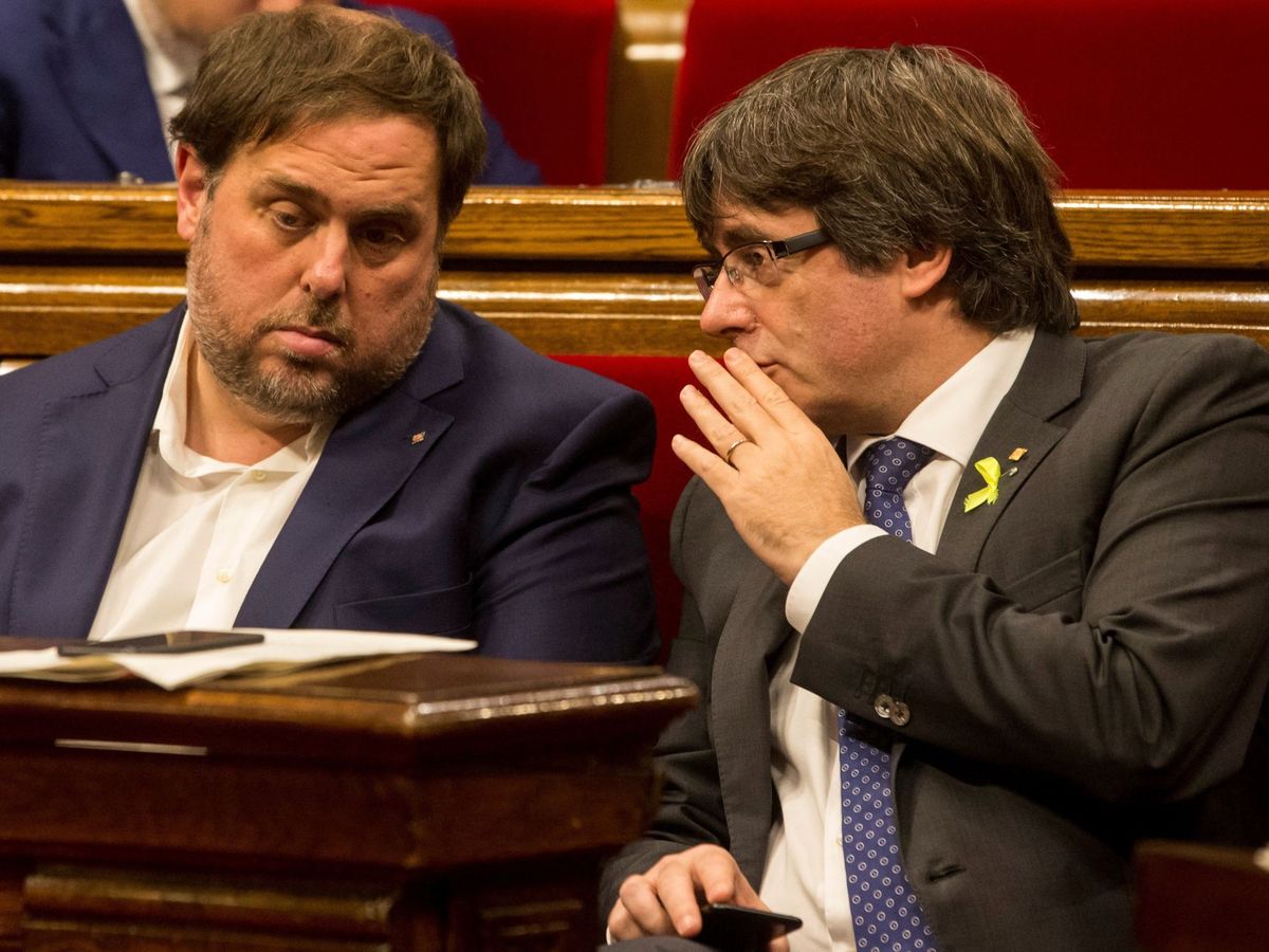 Foto: Imagen de archivo de Carles Puigdemont y Oriol Junqueras, en el Parlament. (EFE)