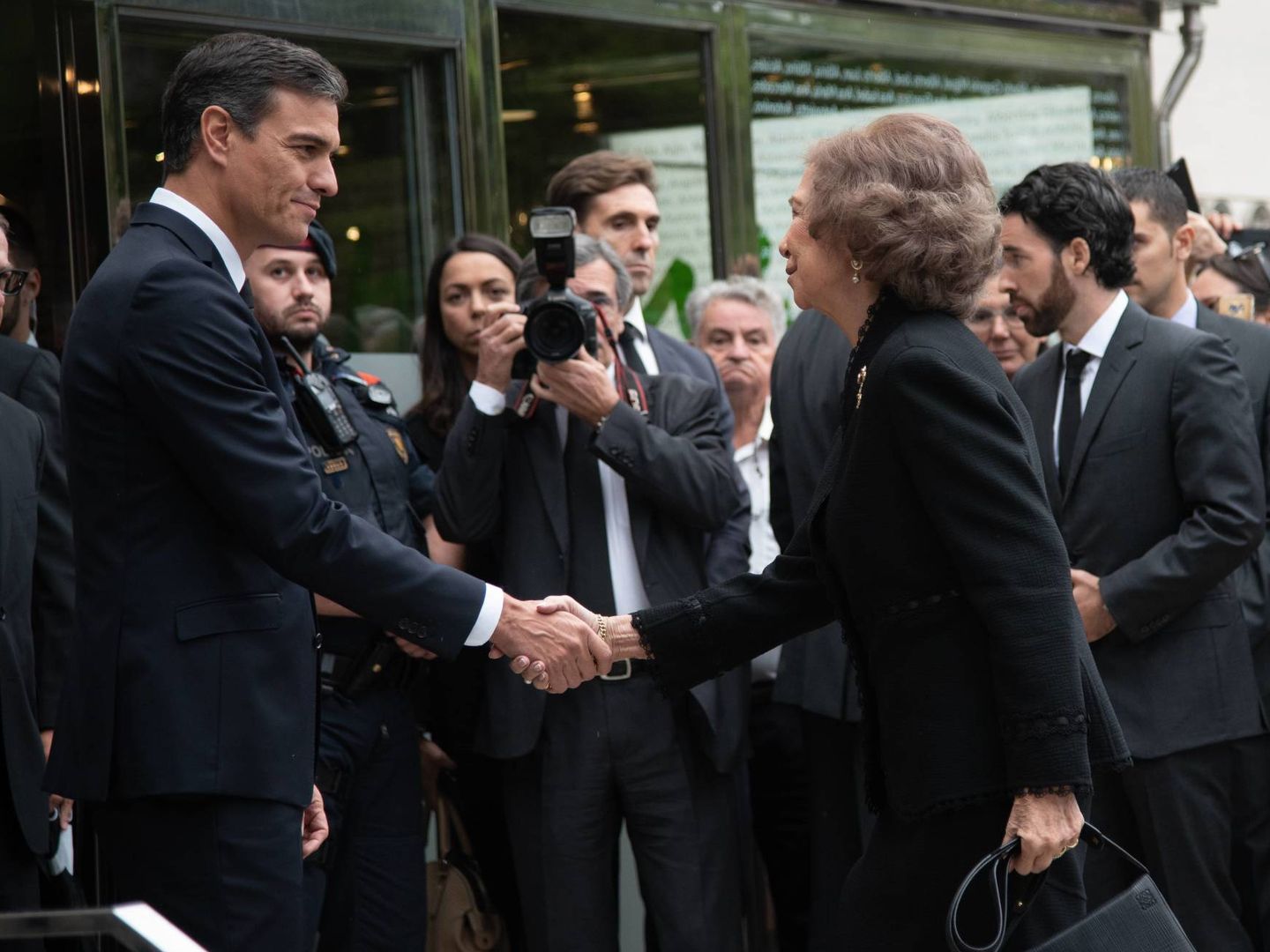 La Reina saluda a Pedro Sánchez en el funeral de Caballé. (Cordon Press)