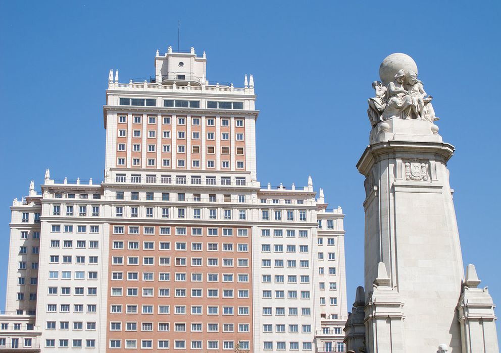 Foto: Vista del edificio españa desde la plaza de españa. (luis garcía (zaqarbal), wikimedia))