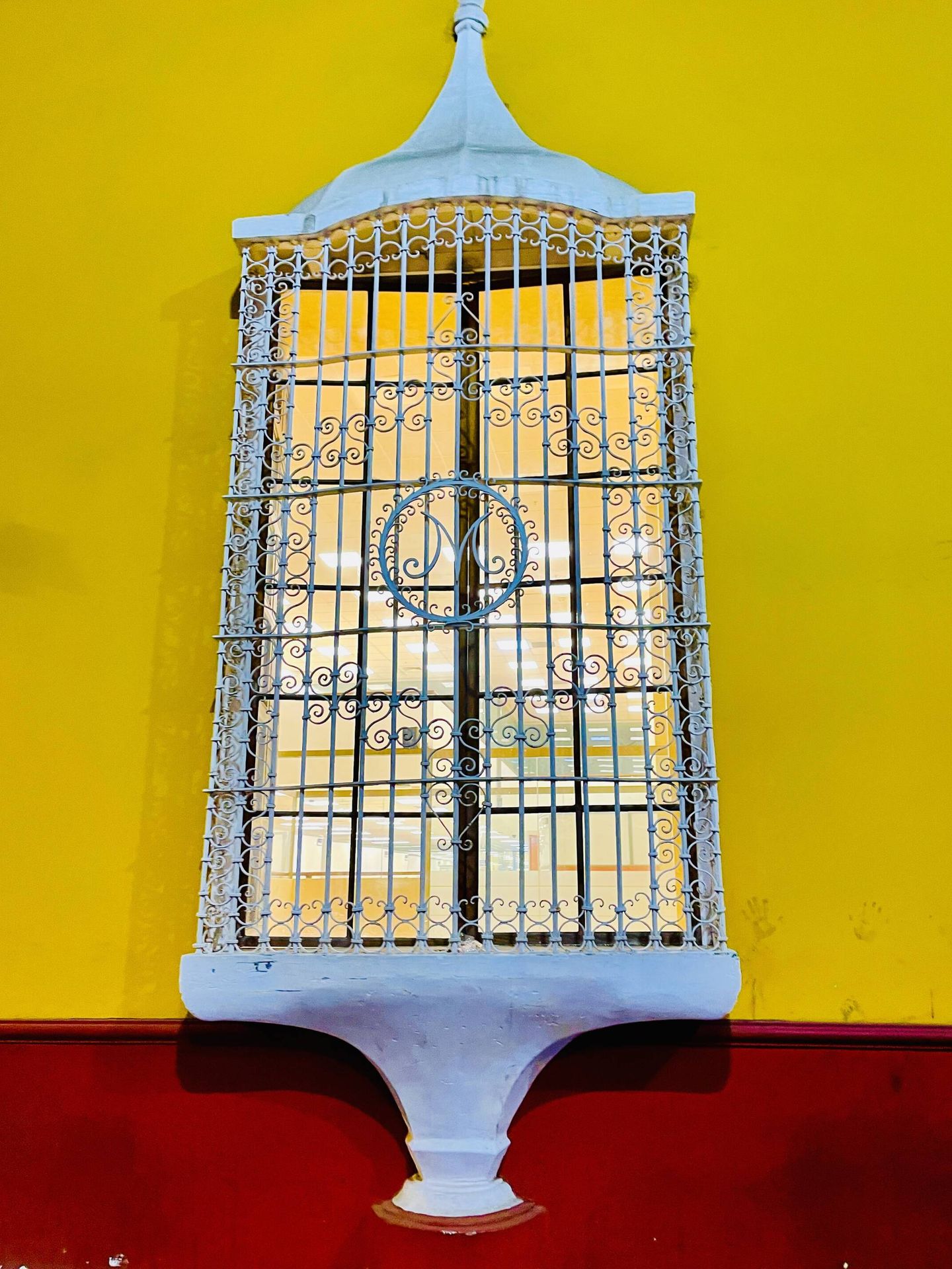 Coloridas fachadas con balcones enrejados. (Noelia Ferreiro)