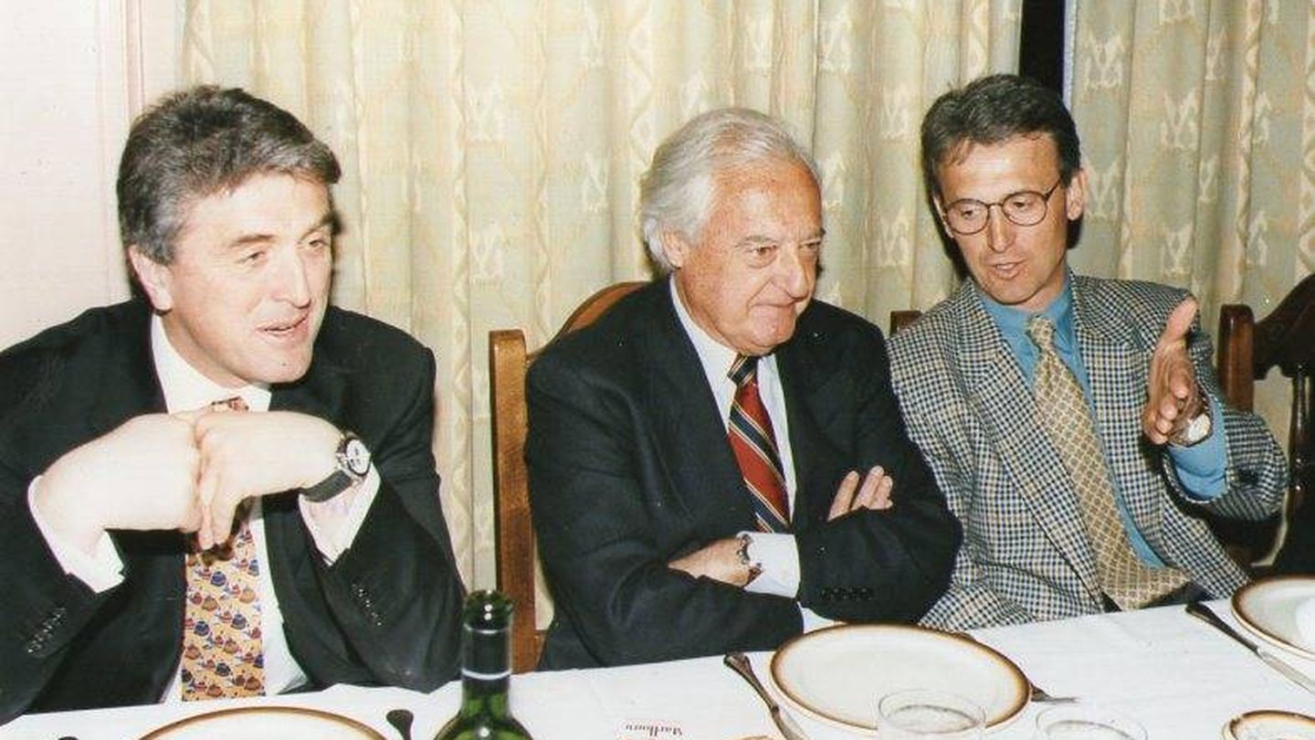 Antic, Ramón Mendoza y Benito Floro durante una comida del Real Madrid. (EFE)