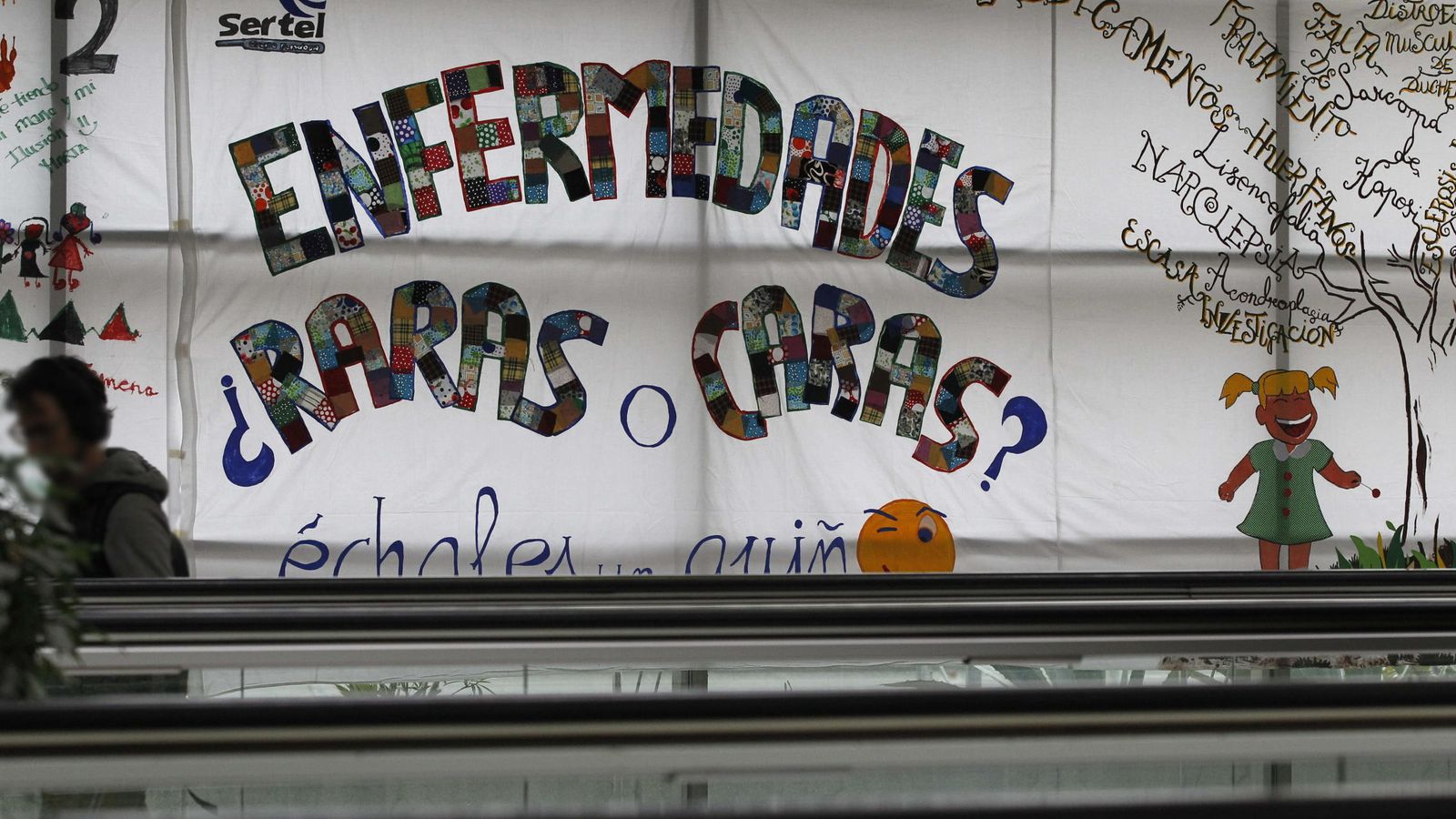 Foto: Pancarta solidaria en favor de las personas con enfermedades raras, una iniciativa promovida por la Federación Española de Enfermedades Raras. (EFE)