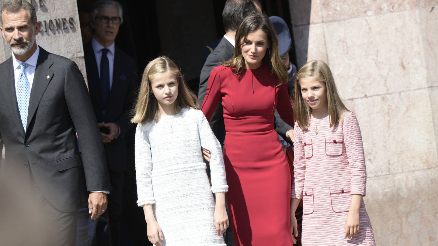 La reina Letizia, muy pendiente de sus hijas. (Limited Pictures)