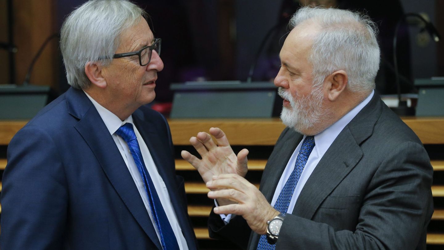 El presidente de la Comisión Europea, Jean-Claude Juncker, y Miguel Arias Cañete. (EFE)