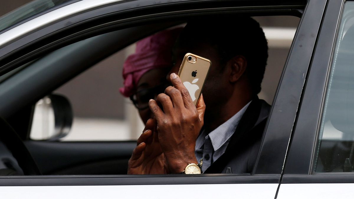 La DGT multará por conducir con el móvil aunque no se esté utilizando