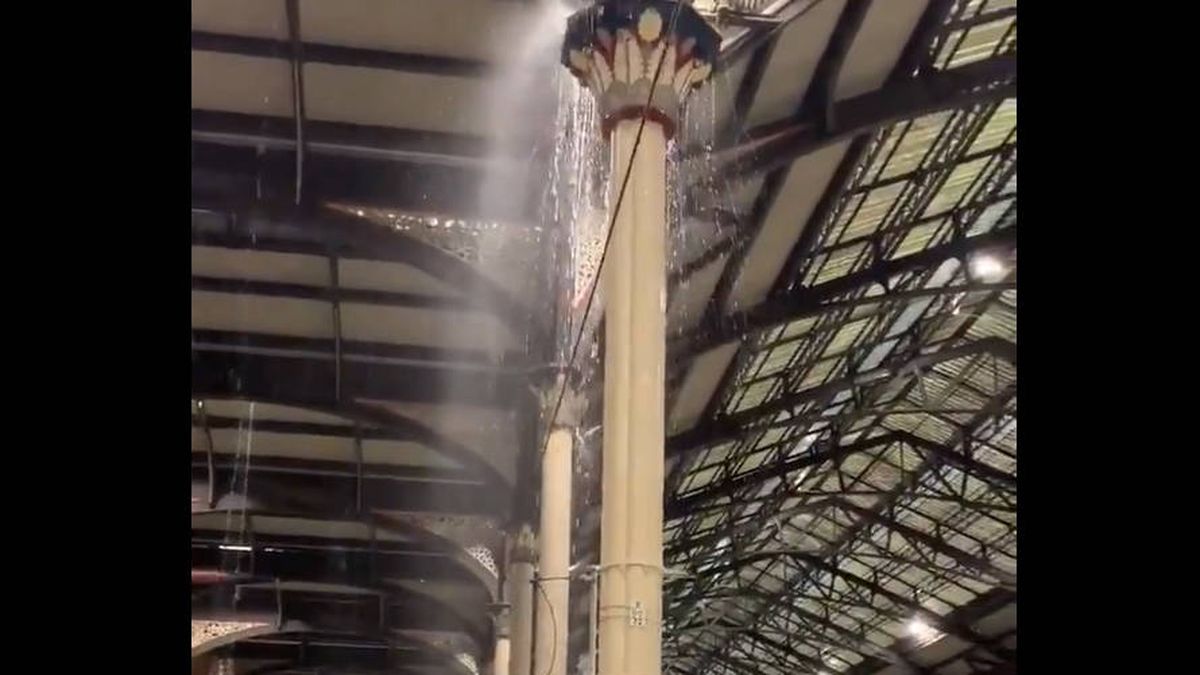 Llueve a cántaros en Londres… pero dentro de una estación de metro