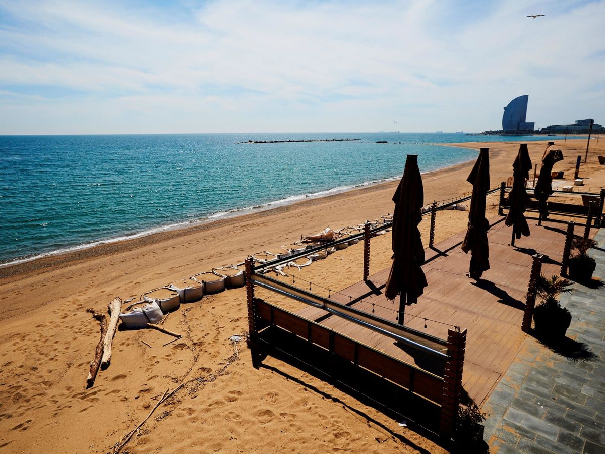 Foto: Vista de un chiringuito de la playa de la Barceloneta cerrado. (EFE)