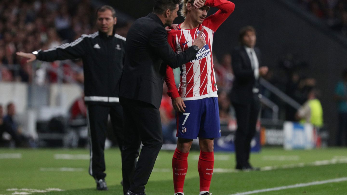 Simeone da instrucciones a Griezmann en el Wanda Metropolitano durante el partido ante el Chelsea. (Reuters)