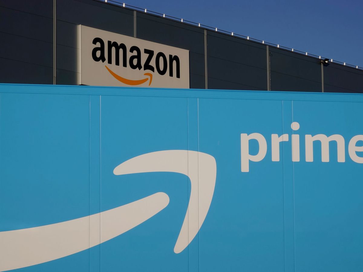 Foto: El logo de Amazon Prime en un camión en el norte de Francia (Reuters)