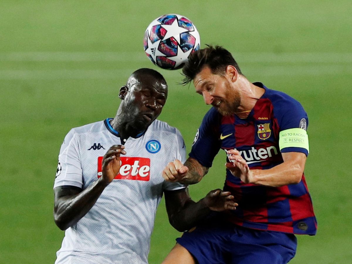Foto: Messi disputa un balón con Koulibaly. (Reuters)