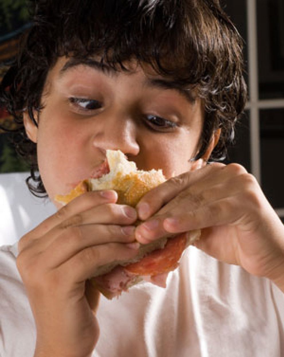 Foto: Comer demasiado salami y jamón de niño potencia el cáncer de colon de mayor