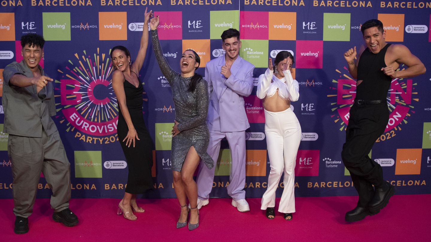 Chanel y sus bailarines en la Barcelona Eurovisión Party. (EFE/Marta Pérez)