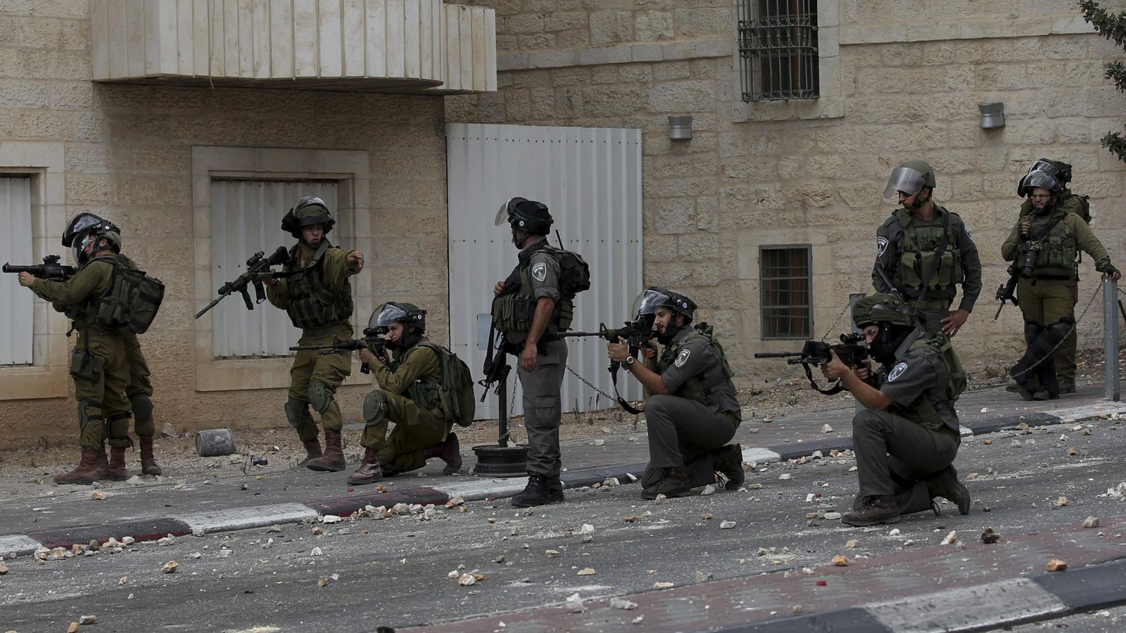Foto: Soldados israelíes toman posiciones durante un enfrentamiento con manifestantes palestinos cerca de Belén, Cisjordania. (Efe)