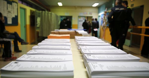 Foto: Papeletas al Congreso y al Senado en un colegio electoral de Madrid en las elecciones del 20 de diciembre de 2015. (EFE)