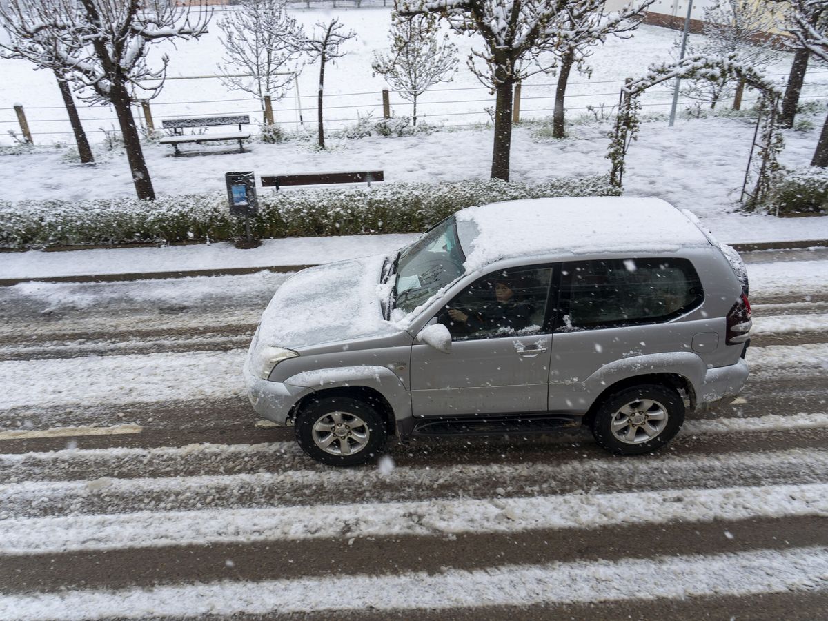 Foto: Un coche circula por una calle cubierta de nieve (EFE)