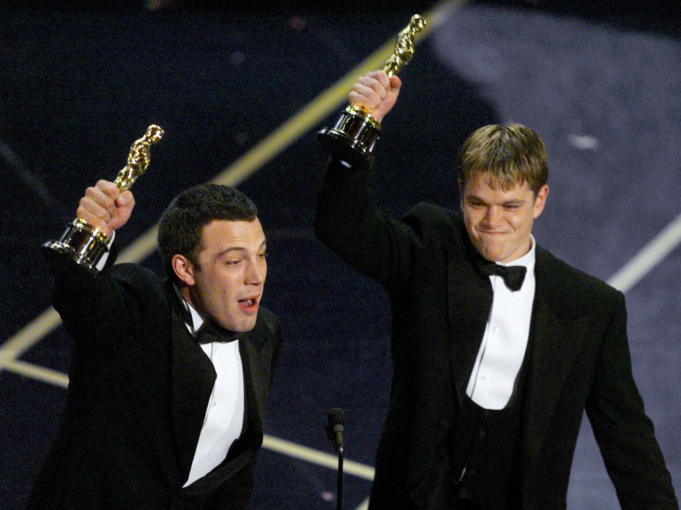Ben Affleck y Matt Damon recogiendo sus premios (Reuters)