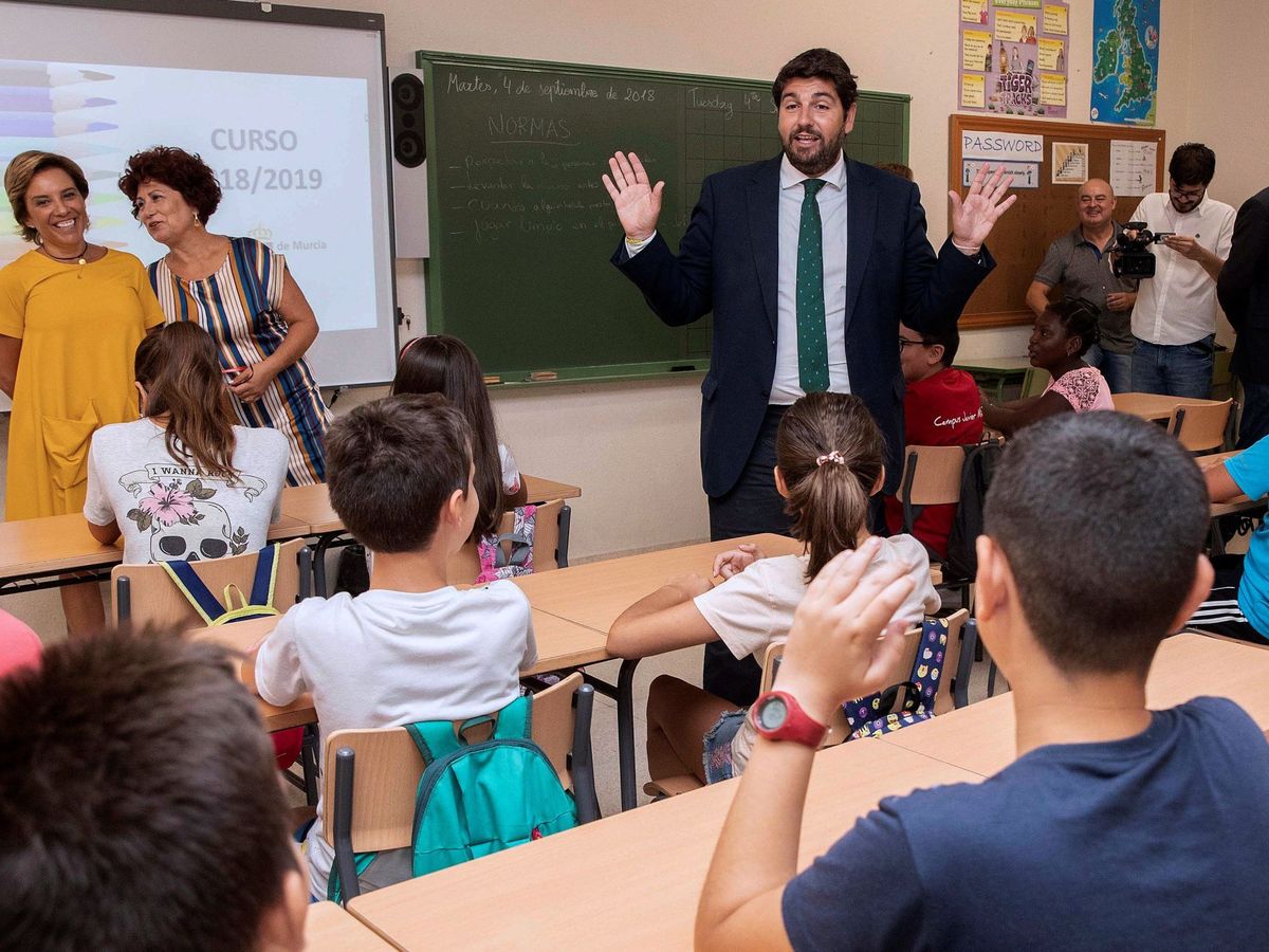 Foto: El presidente de la Región de Murciam Fernando López Miras (c) acompañado por la consejera de educación Adela Martínez Cachá (i), esta mañana en el colegio Begastri de Cehegín, Murcia (EFE)
