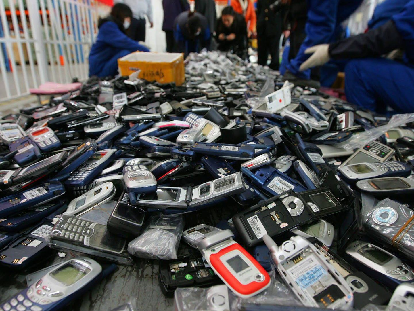 Reciclaje de teléfonos móviles. Foto: EFE/LAO CAI