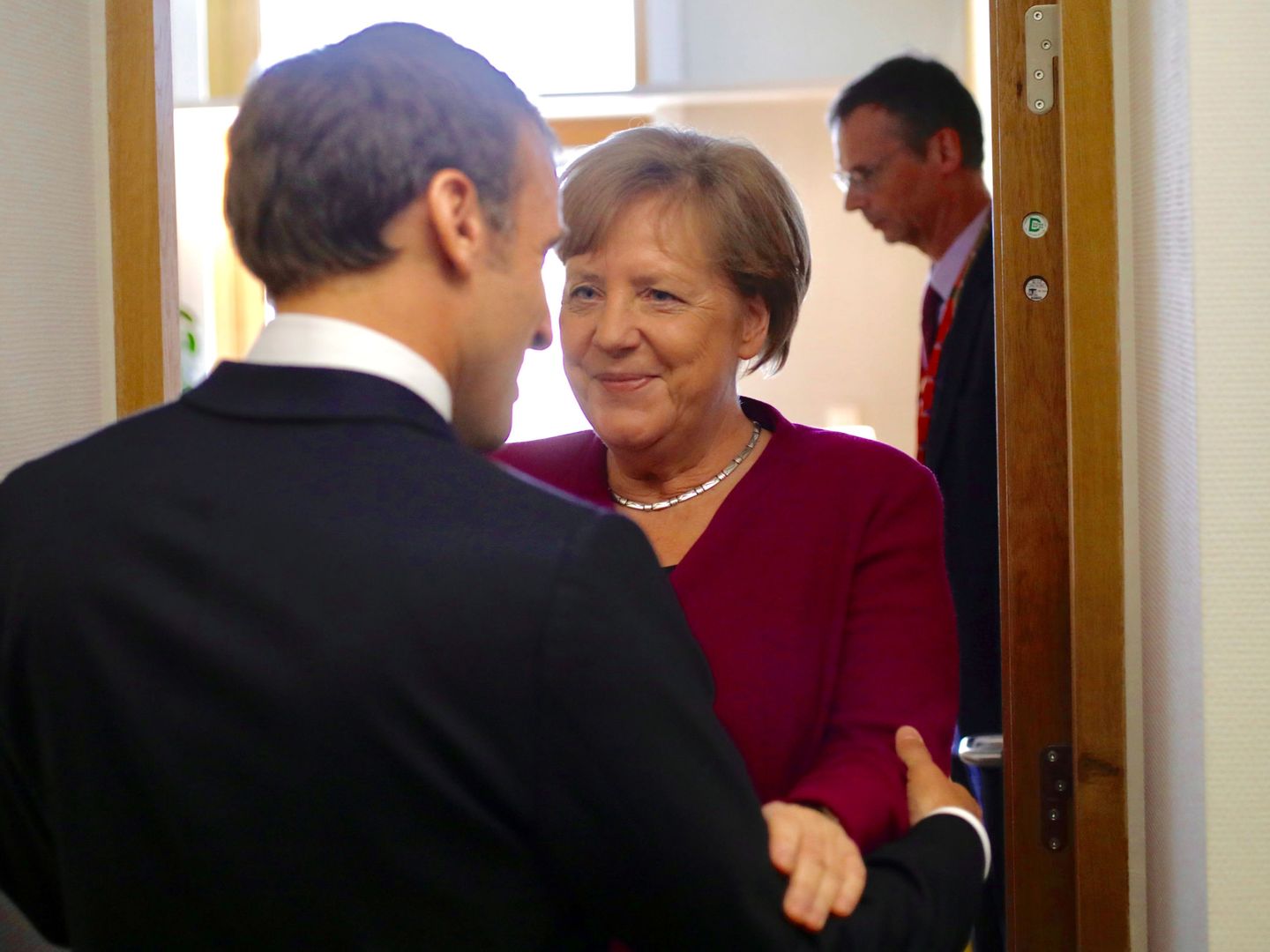 Macron saluda a la canciller alemana. (Reuters)