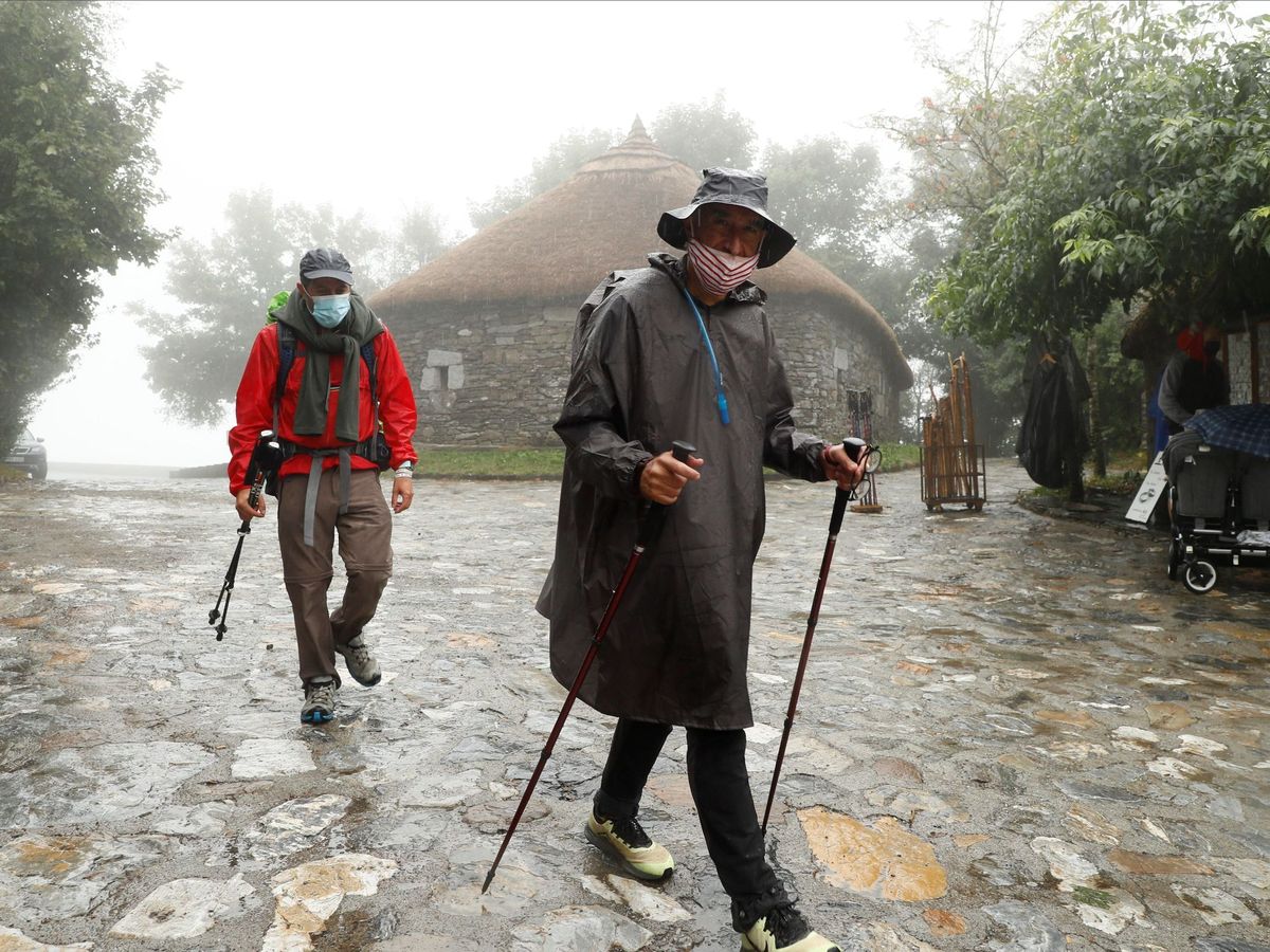 Foto: Dos peregrinos en el Camino de Santiago. (EFE) 