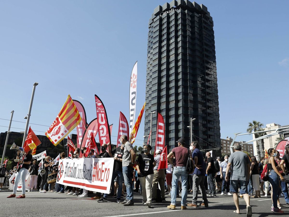 Foto: Manifestación de empleados de CaixaBank contra el ERE, el pasado junio. (EFE)