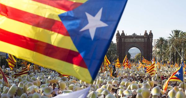 Foto: Miles de personas, en el Arco del Triunfo de Barcelona, durante una manifestación a favor de la independencia el pasado septiembre. (EFE)