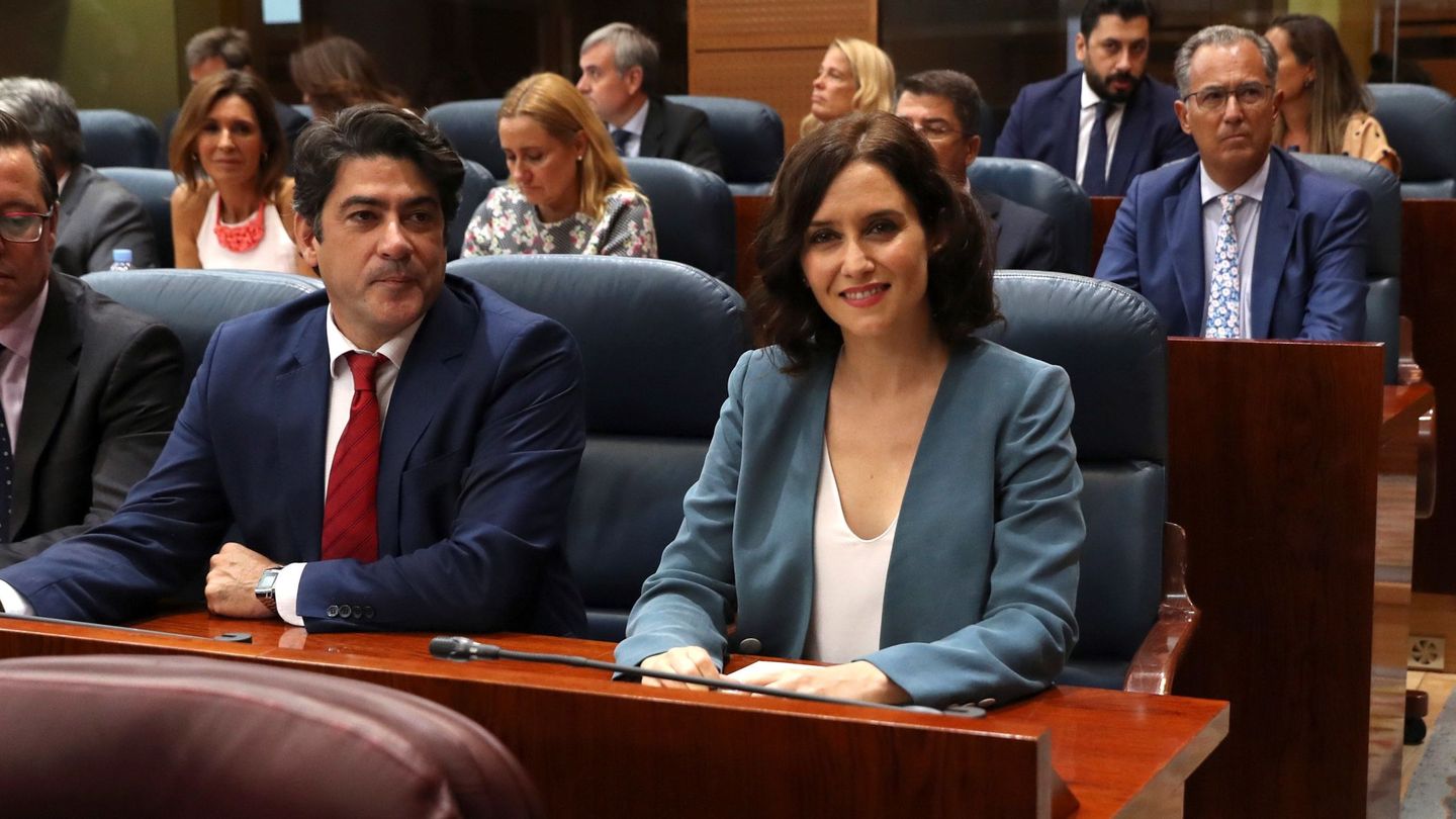 Isabel Díaz Ayuso y el diputado del PP David Pérez. (EFE)