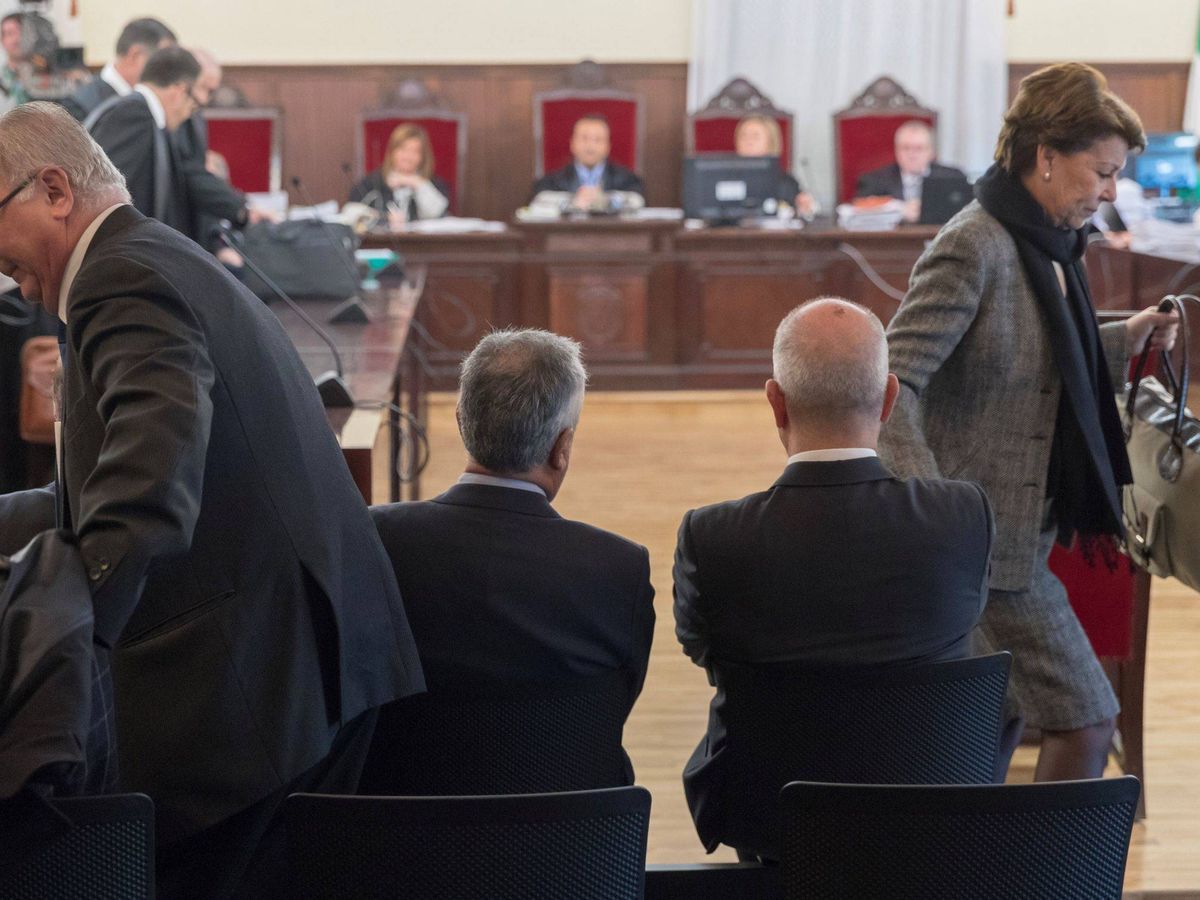 Foto: José Antonio Griñán y Manuel Chaves, de espaldas, en una de las sesiones del juicio a los ERE. (EFE)