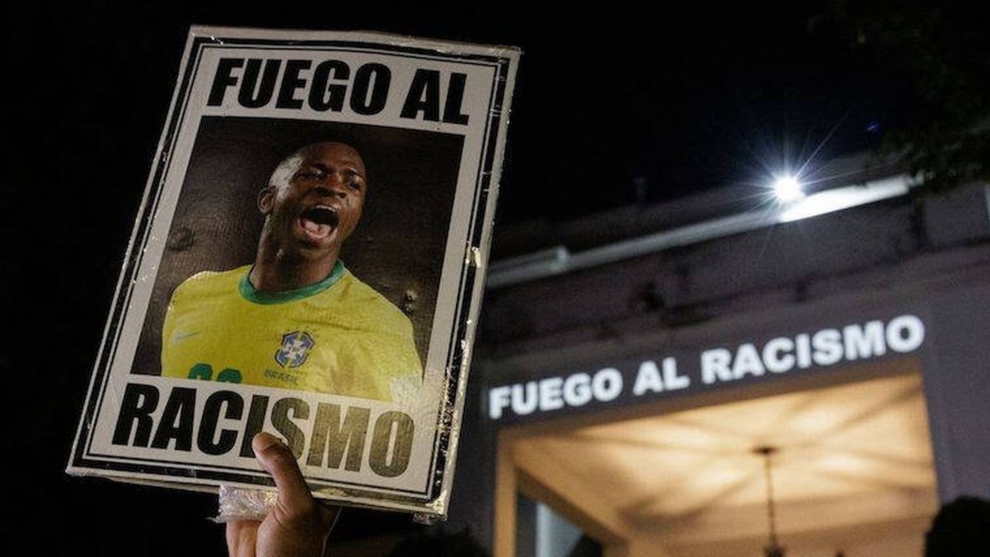 Una protesta en España. El texto dice: 'Fuego al racismo'. (EFE)