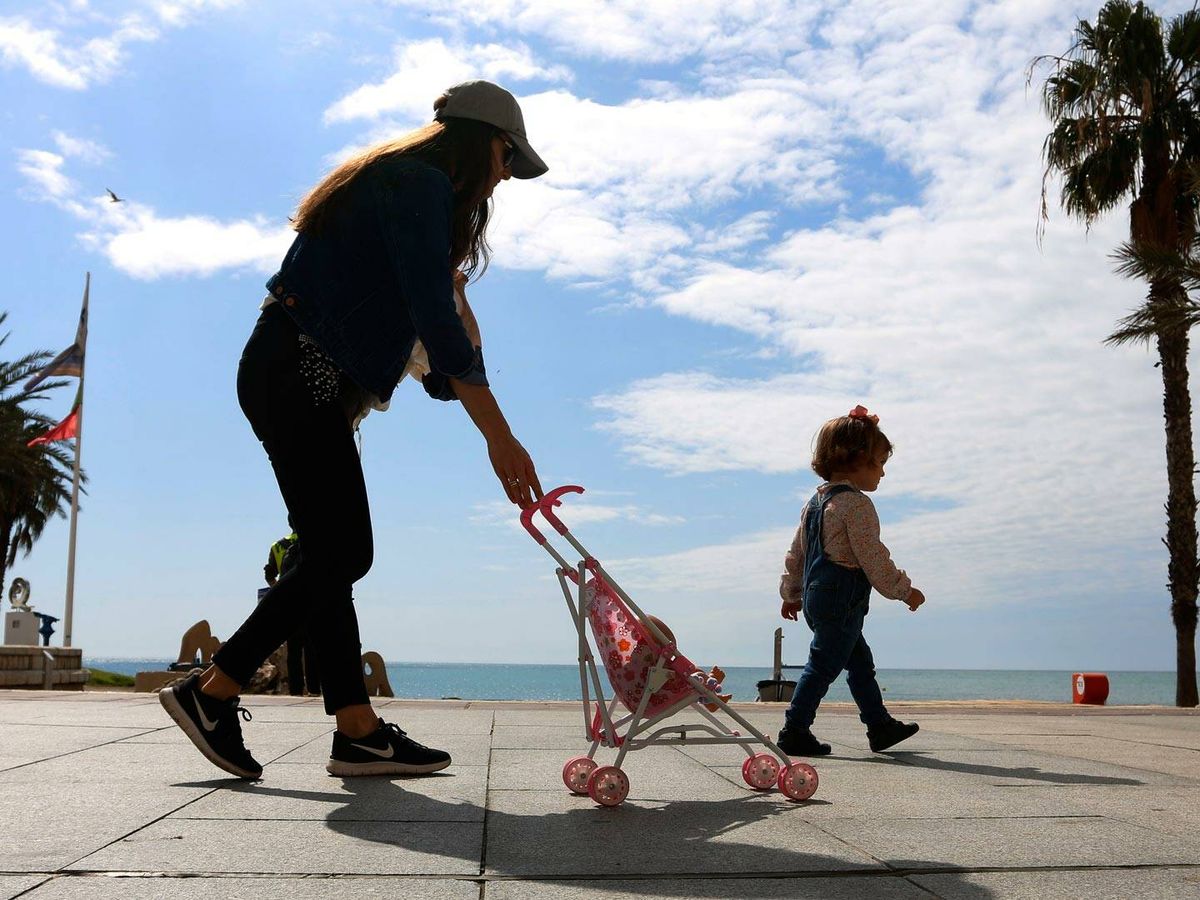 Foto: Una mujer y una niña, en la playa de La Malagueta, en Málaga. (Europa Press/Álex Zea)