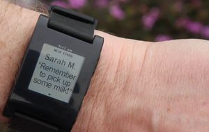 Pebble, un reloj amateur que sonroja a Sony y Samsung