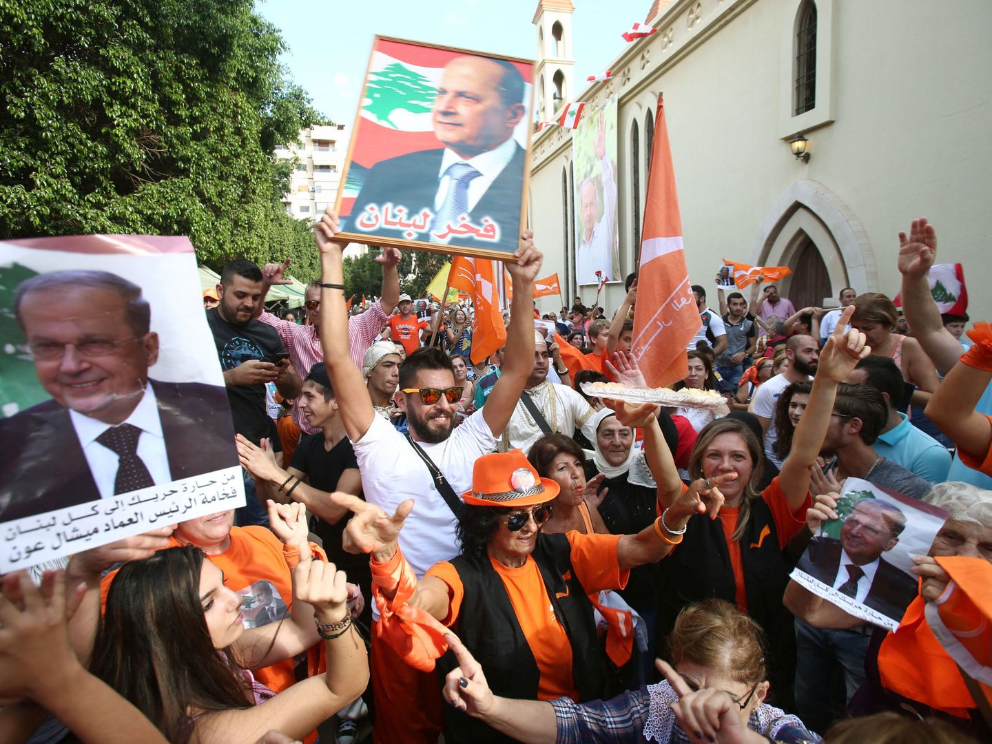 Miembros del Movimiento Patriótico Libre enarbolan imágenes de Michel Aoun tras conocerse su nombramiento (Reuters)