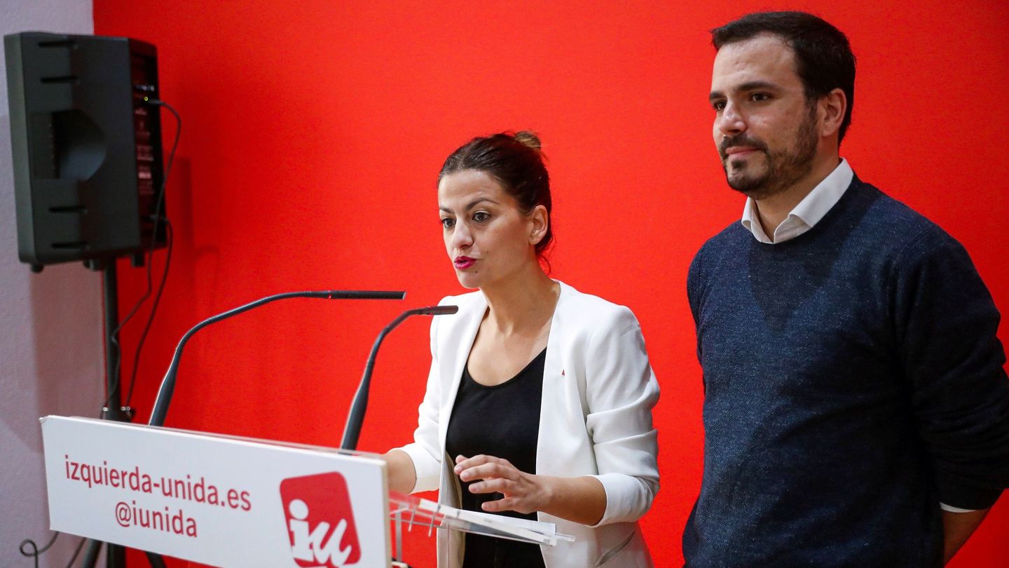 El aún coordinador federal de Izquierda Unida, Alberto Garzón, junto a la portavoz de la dirección federal y eurodiputada electa, Sira Rego. (EFE)