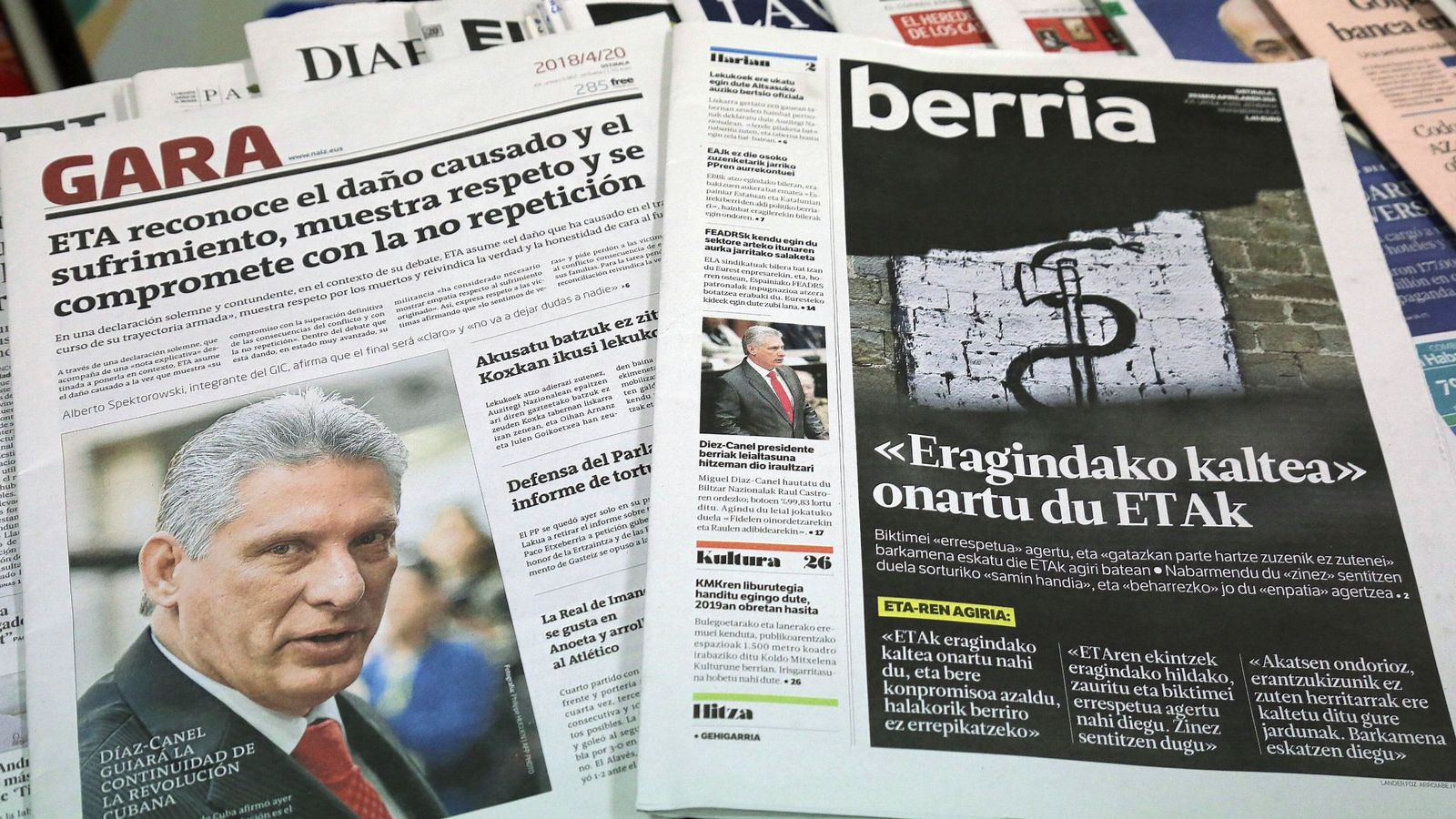 Foto: Los diarios 'Gara' y 'Berria', en un quiosco de prensa. (EFE)