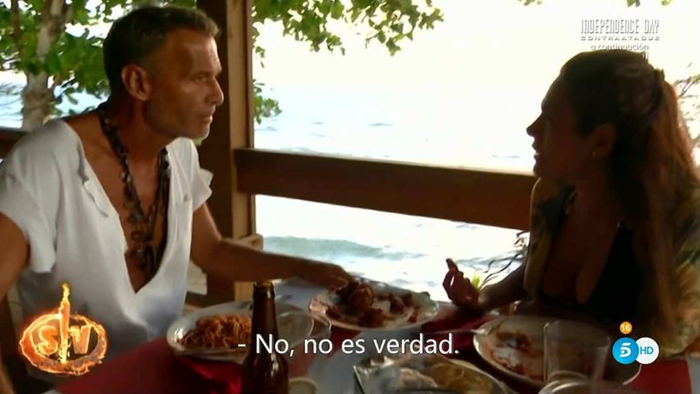 Carlos Lozano y Miriam Saavedra, en su última cena en Honduras. (Mediaset)