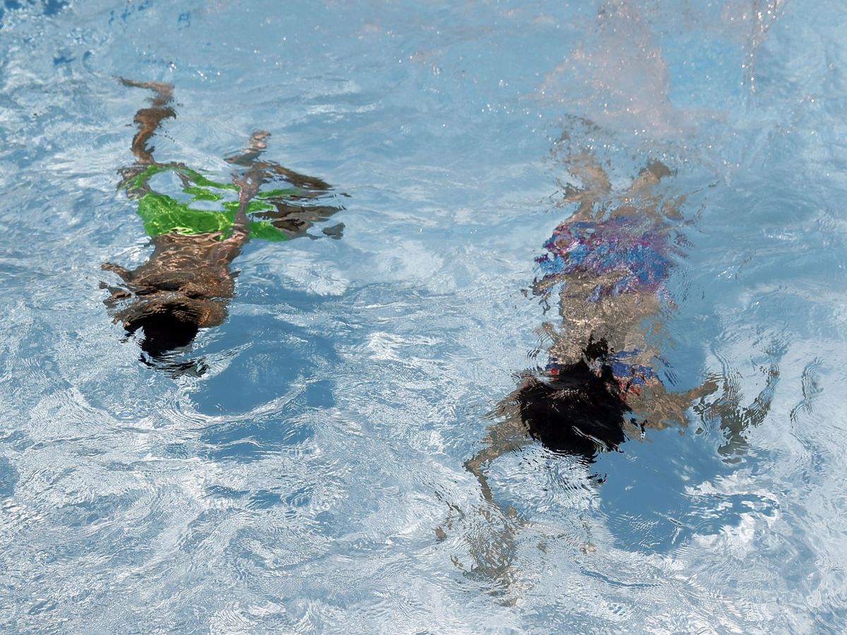 Foto: Unos niños juega en la piscina. (EFE)