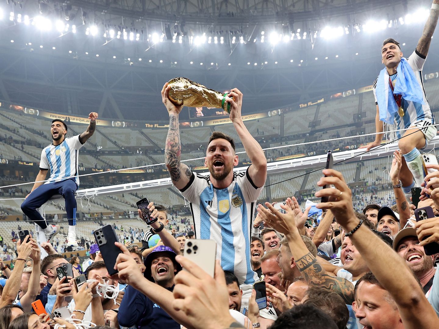 Messi alza la Copa de Mundo ganada con Argentina en Qatar. (EFE/Tolga Bozoglu) 