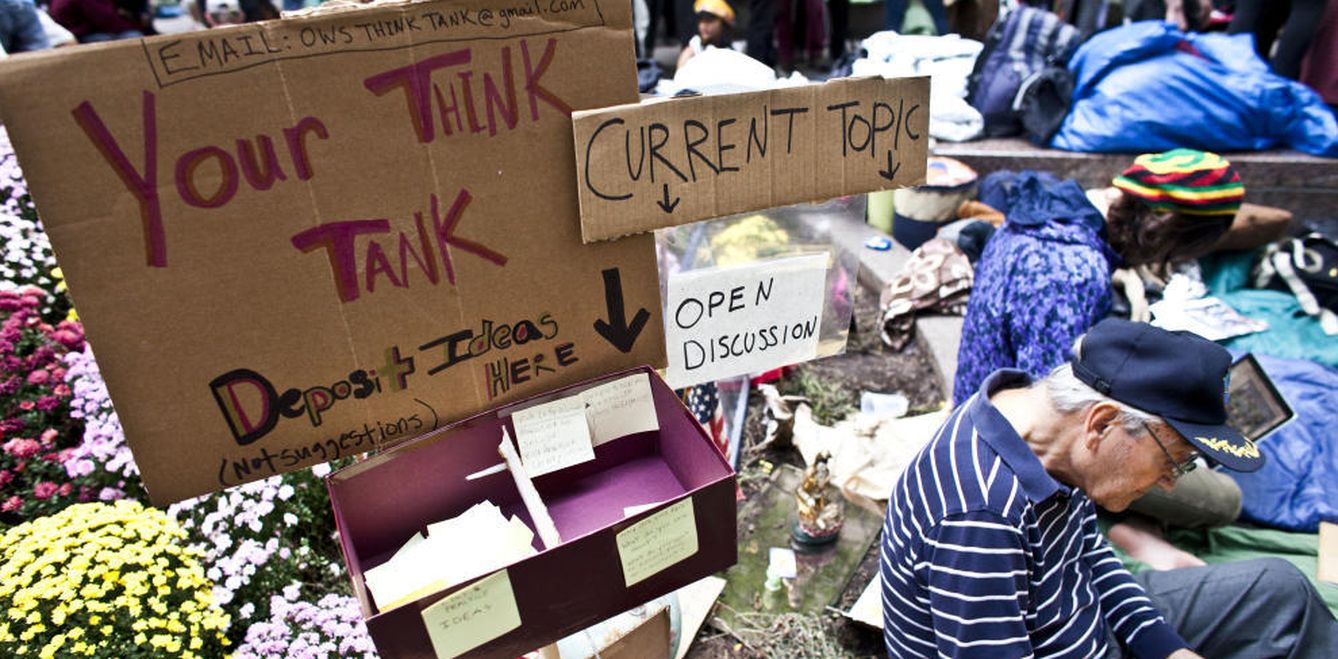 Un 'think thank' improvisado por el Movimiento Occupy Wall Street en el Zuccotti Park de Nueva York. (Corbis)
