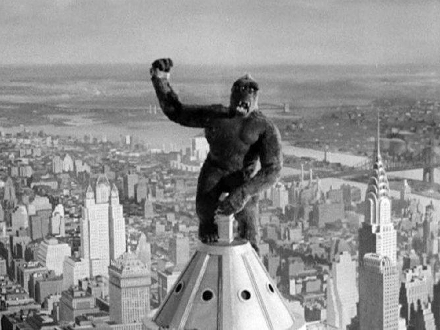 Fotograma con King Kong encaramado al Empire State.