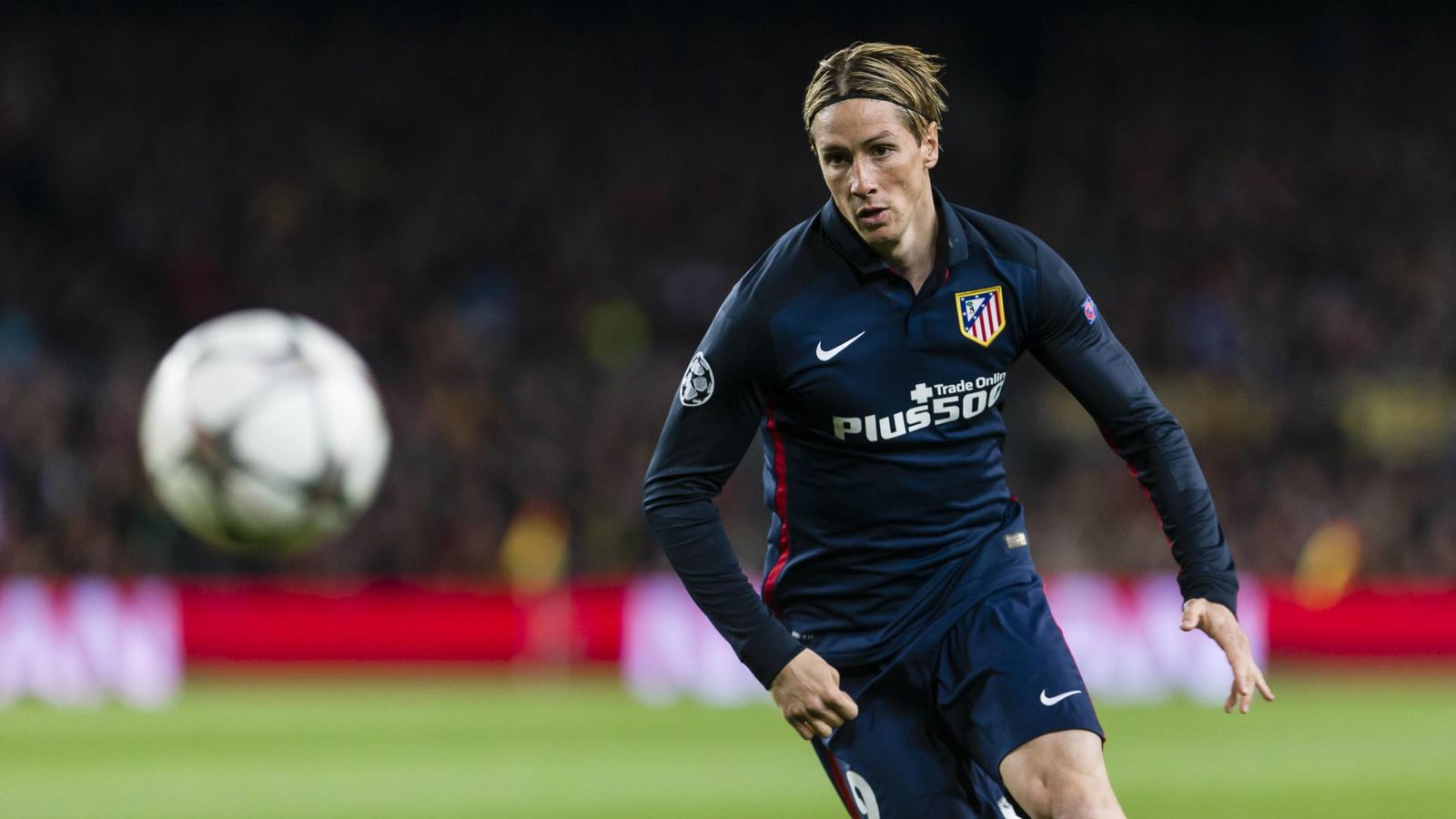 Foto: Fernando Torres, en acción durante el partido de Champions que el Atlético de Madrid disputó en el Camp Nou (Cordon Press)
