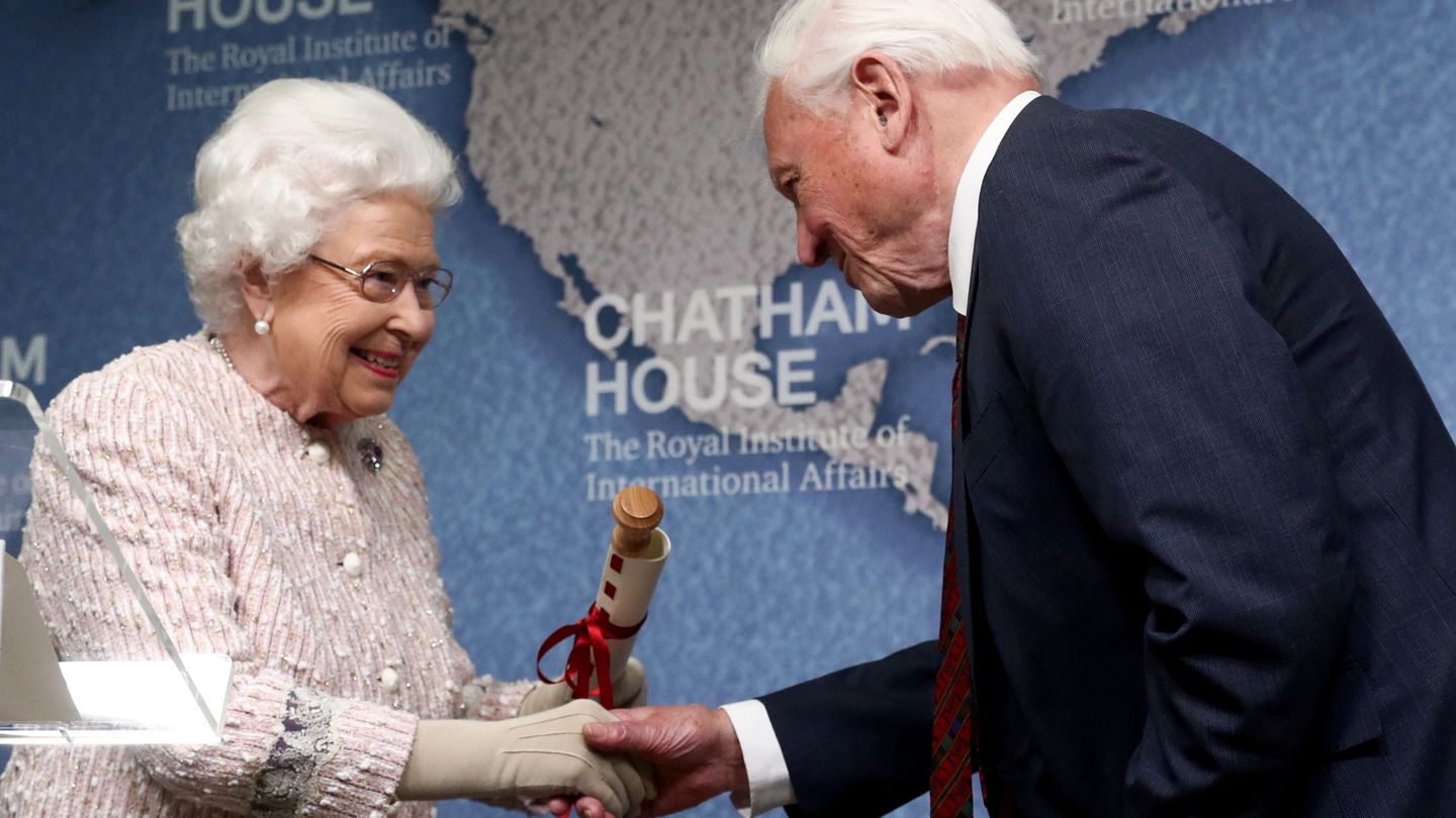 La Reina Isabel atendiendo un evento del Chatham House. (Reuters)