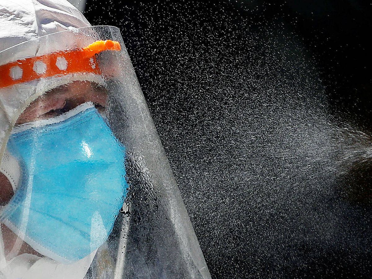Foto: Un sanitario desinfecta a un compañero en República Checa. (Reuters)