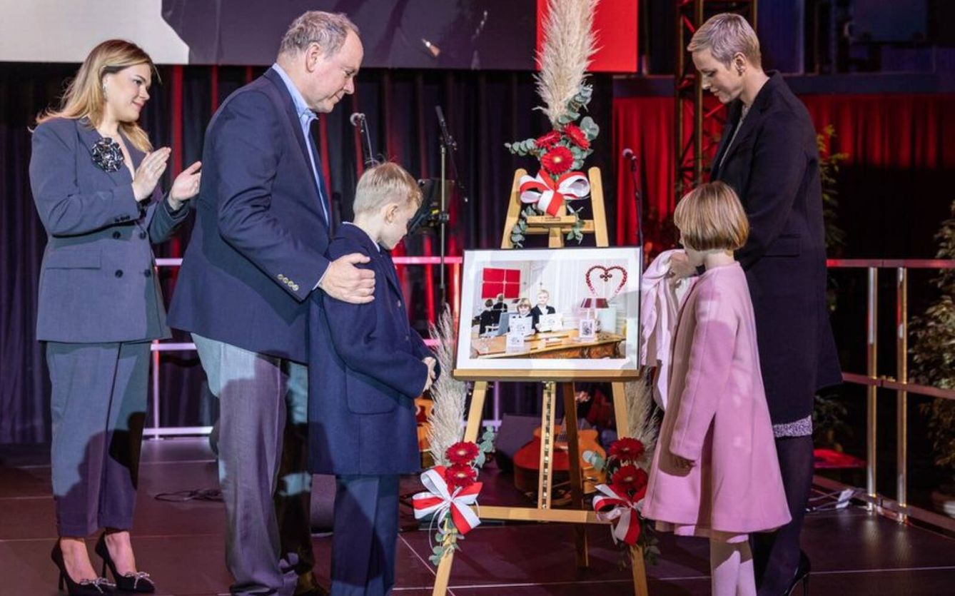 Charlène y Alberto junto a Jacques y a Gabriella, que le han regalado a su padre esta fotografía homenaje. (Cruz Roja monegasca)