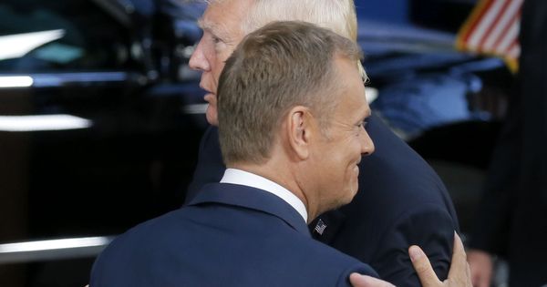 Foto: El presidente del Consejo Europeo, Donald Tusk (i), se despide del presidente de EEUU, Donald Trump. (EFE)