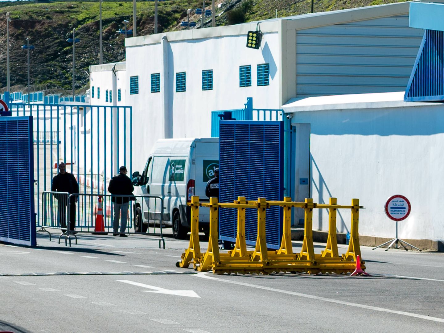 El primer camión de mercancías que cruza por la aduana comercial de Ceuta. (Delegación de Gobierno)