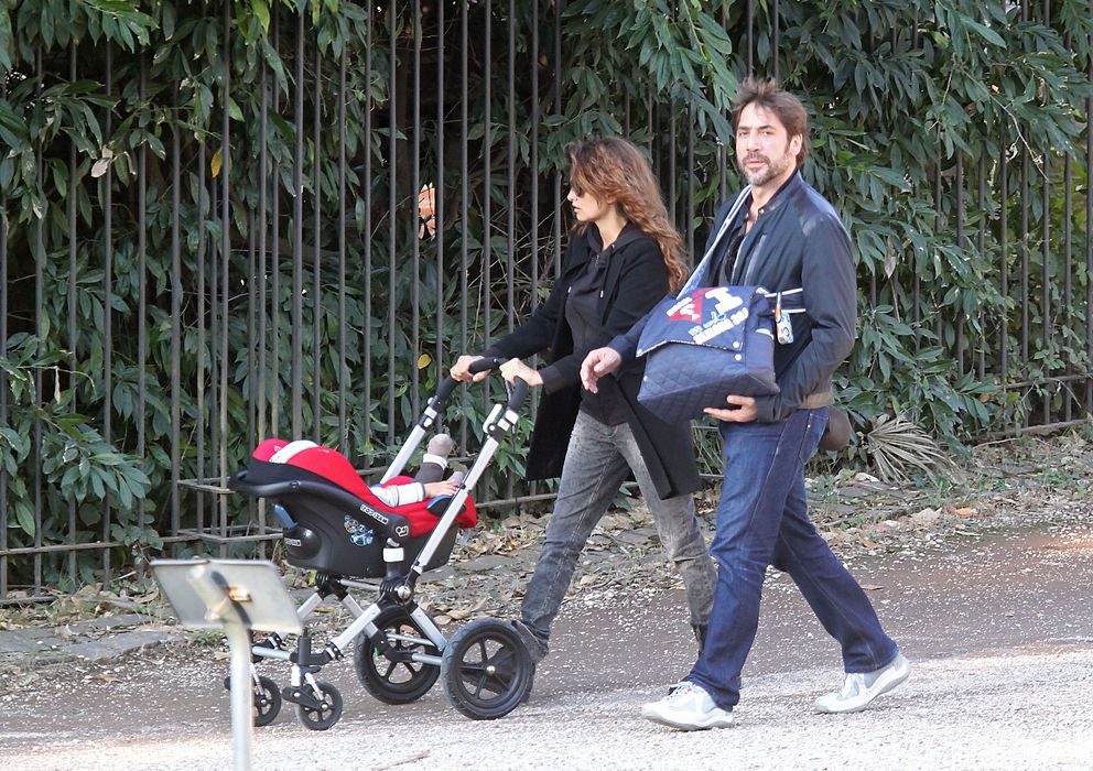 Foto: La pareja de actores paseando a su primer hijo, en una imagen de archivo (I.C.)