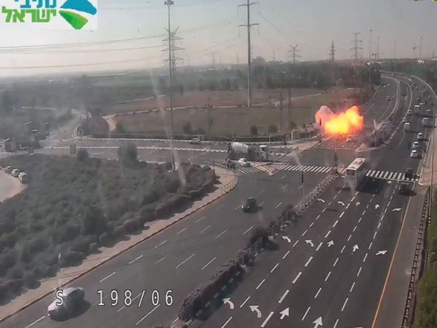 Momento de la explosión sobre una carretera de un cohete lanzado desde Gaza. (Reuters)