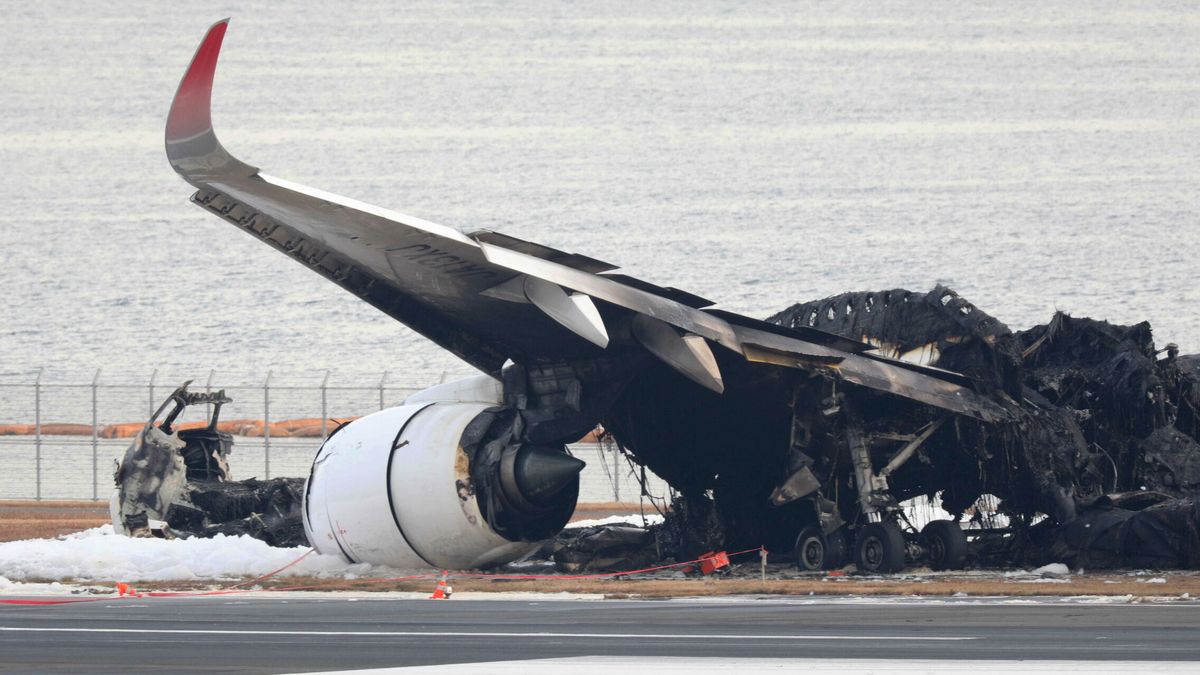 Japón abre una investigación oficial del choque de dos aviones en Tokio bajo sospechas de "negligencia"