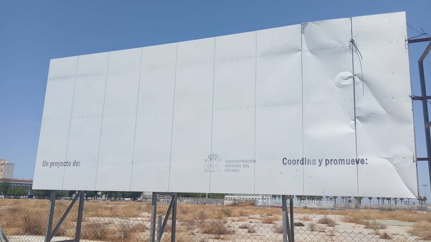 El panel que anunciaba el nuevo Hospital Regional de Cádiz completamente descolorido. (F. M. G.)
