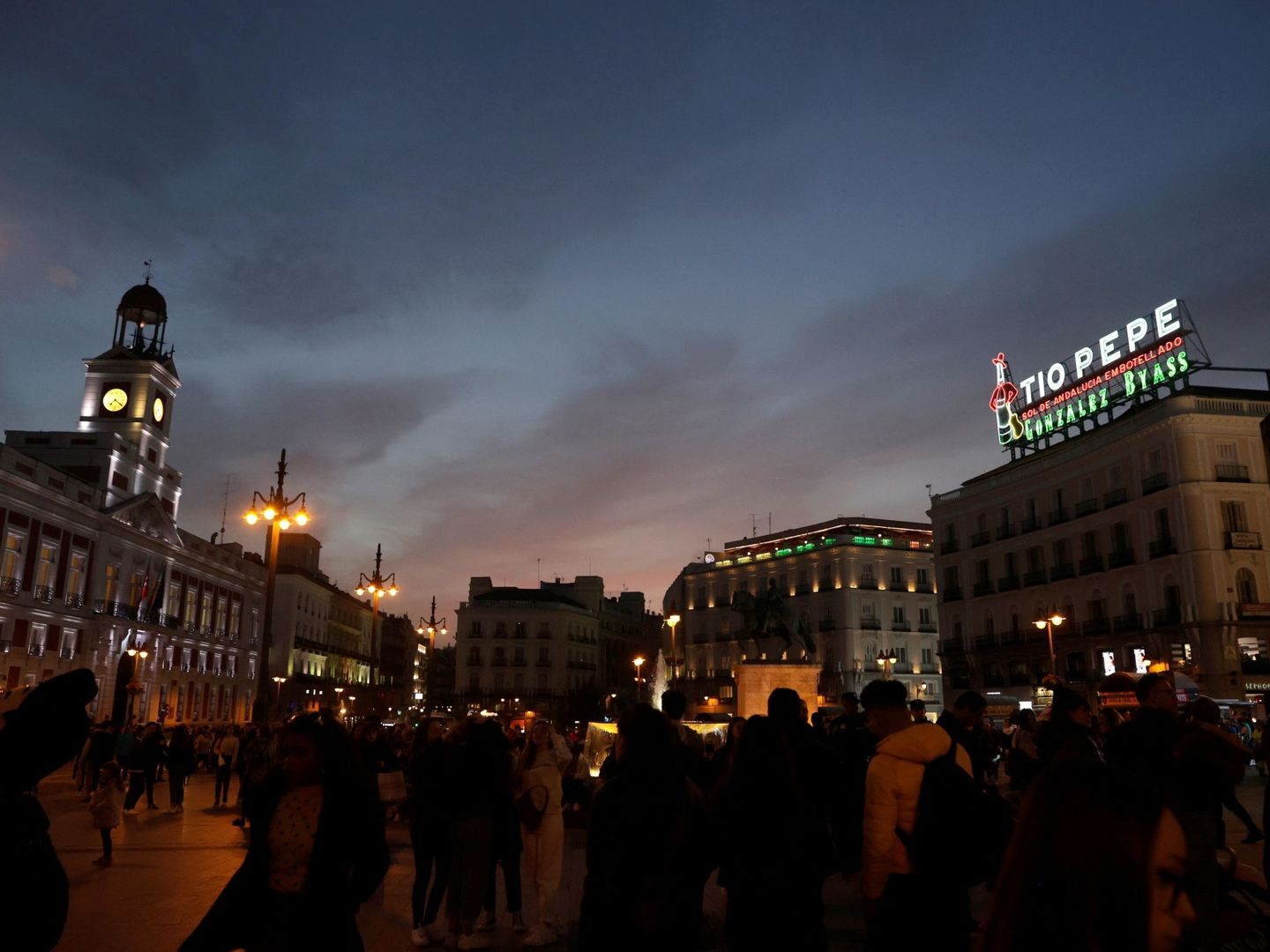 Vista en la Puerta del Sol de Madrid del final de la manifestación feminista. (EFE)
